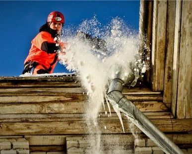 фото Очистка водосточной трубы от льда