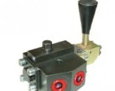 фото Распределитель гидравлический трехпозиционный с ручным управлением и запертой нейтралью ГР-3ДР-1