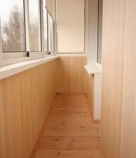 фото Лоджия с отделкой деревянной евровагонкой