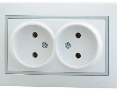 фото MIRA Розетка двойная б/з белая с серой вставкой Lezard