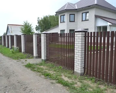 фото Евроштакетник Стандарт металлический односторонний окрас П-образная форма