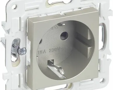 фото SKANDY Розетка с заземлением с защитными шторками 16А SK-R04Sh шампань IEK