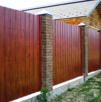 Фото №0 Забор из профнастила С8 "под дерево" с профильным столбом 60х40