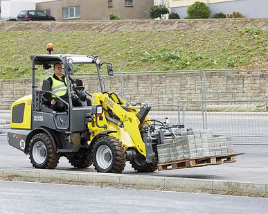 фото Мини-погрузчик Wacker Neuson WL32 (фронтальный)