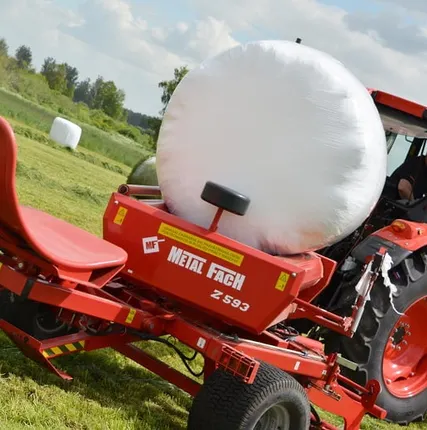 Фото №0 Обмотчик рулонов прицепной Metal-Fach Z-593 самозагружающийся с фронтальной погрузкой