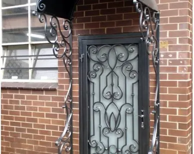 фото Козырьки кованые