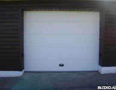 фото Ворота гаражные секционные с пружинами растяжения  ширина 3000 высота 2215