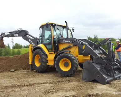 фото Рытье выгребных (сливных) ям экскаватором-погрузчиком