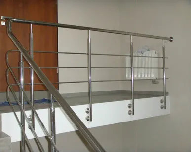 фото Перила из нержавеющей стали с боковым креплением