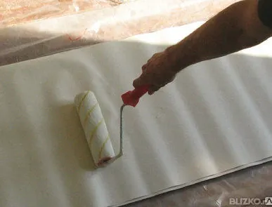 фото Поклейка бумажных обоев на стены