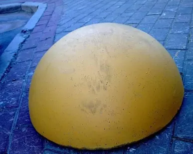 фото Полусферы бетонные желтые
