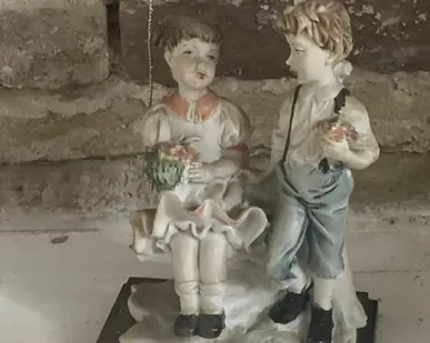 фото Статуэтка Дети на качелях серия Валентинка 22 см наливной полимер Италия