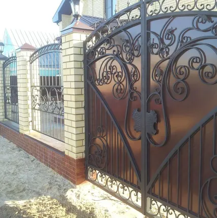 Фото №0 Ворота с элементами художественной ковки (распашные)