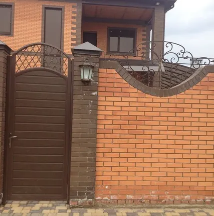 Фото №0 Калитка из сэндвич панели с элементами ковки