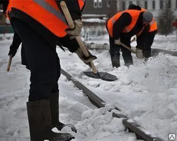 фото Уборка снега с крыши в Ижевске