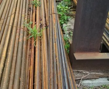 фото Стальная труба рядом