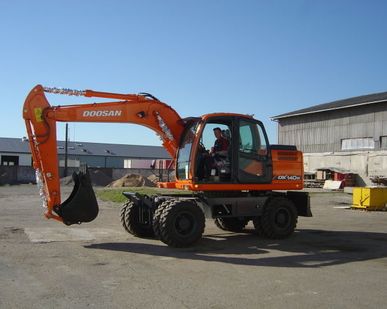 фото Колесный экскаватор Doosan DX140W