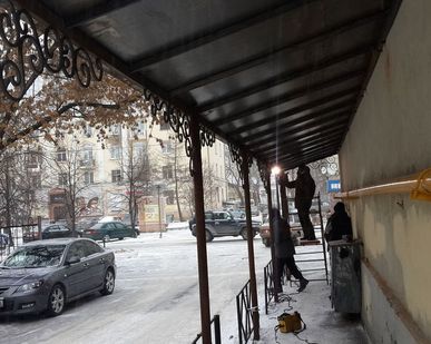 фото Металлический козырек с коваными элементами