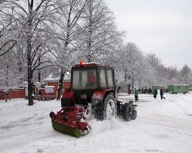 фото Уборка снега экскаватором со щеткой