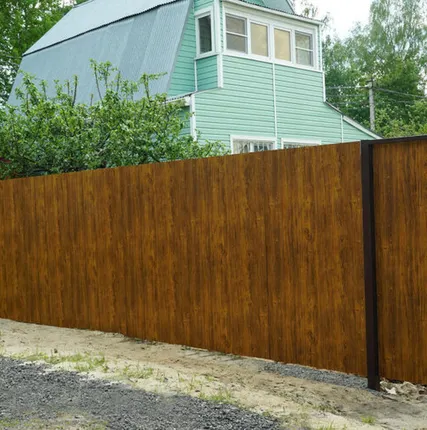 Фото №0 Забор из двустороннего профнастила Золотой Дуб