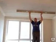 фото Поклейка текстильных обоев на потолок