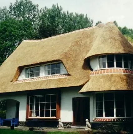 Фото №0 Монтаж крыши из камыша