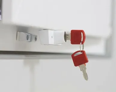 фото Детский замок (блокиратор) с цилиндром и ключом Internika, белый