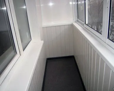 фото Отделка балкона с пластиковыми панелями