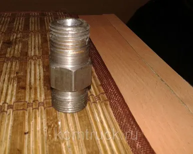 фото Штуцер крана управления подъема кузова ГАЗ