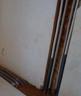 фото Штробление стен под трубы