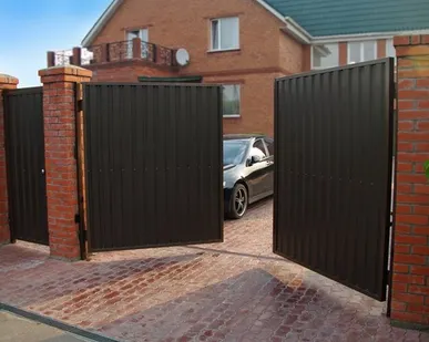 фото Ворота распашные из профнастила с калиткой