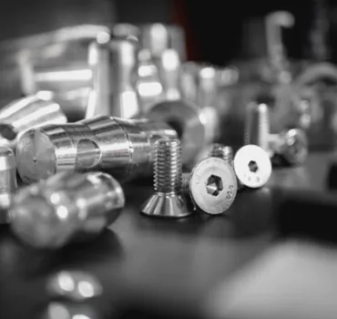 Комплектация: крепеж и всё для строительства