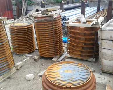 фото Люк канализационный чугунный.