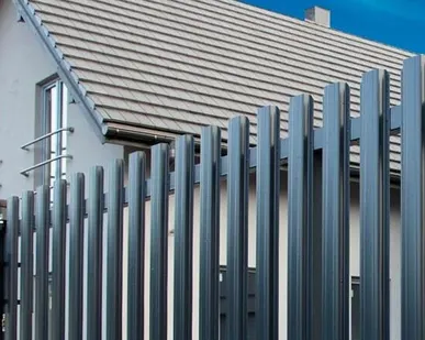 фото Забор из евроштакетника с установкой под ключ