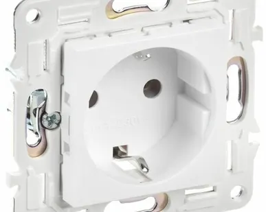 фото SKANDY Розетка с заземлением без защитных шторок 16А SK-R05W арктический белый IEK