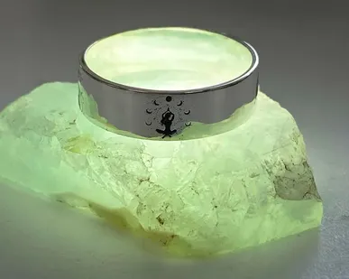 фото Гравировка с внутренней стороны кольца (золото)