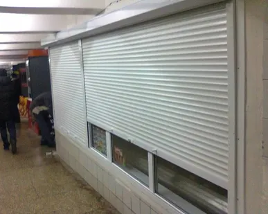 фото Роллет защитный на витрину (на проем). Профиль алюминиевый пенонаполненный