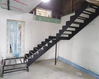 фото Металлический каркас лестничной конструкции