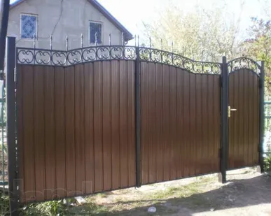 фото Ворота из профнастила с элементами ковки
