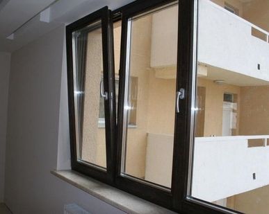 фото Алюминиевое окно трехстворчатое 2 рабочие створки