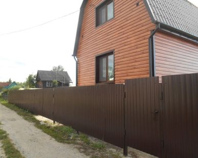 фото Монтаж заборов из профнастила (столбы, прожилины, профнастил)