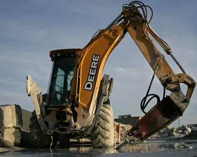 фото Аренда экскаватора-погрузчика John Deere с гидромолотом
