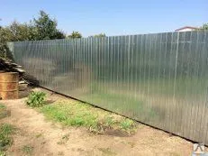 Фото №0 Монтаж забора из оцинкованого профнастила 1.5 м на двух лагах