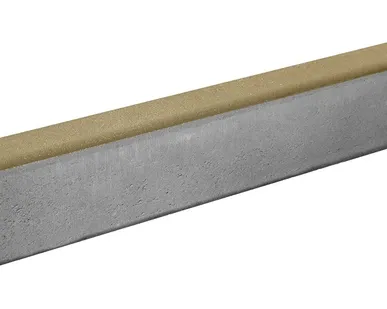 фото Бордюр тротуарный Берит Желтый 1000х80х200 на сером цементе