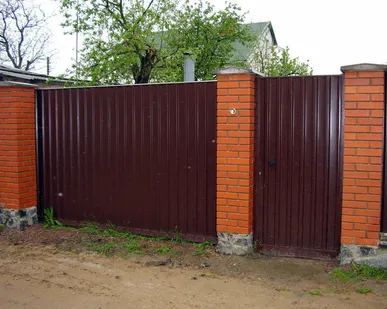 фото Возведение металлических заборов для режимных объектов