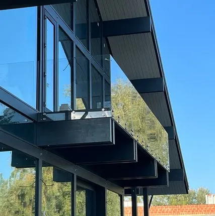 Фото №0 Стеклянное ограждение из сверхпрозрачного закалённого стекла от компании AGC. На точечных конвекторах.