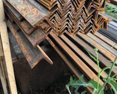 фото уголок металлический 25х25