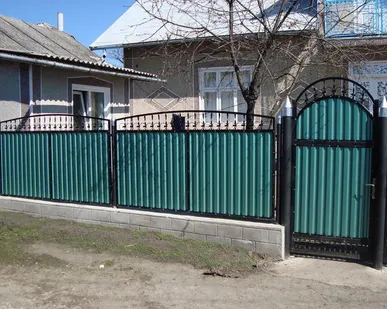 фото Металлический забор из профлиста