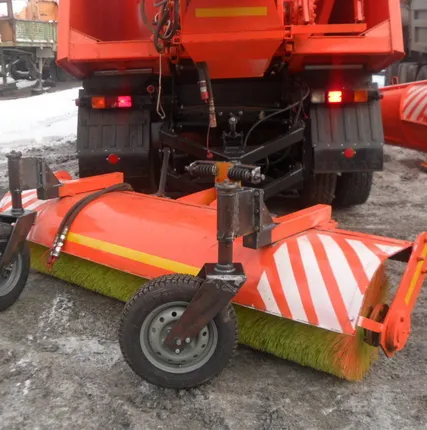 Фото №0 Щеточное оборудование (заднее) на КДМ на колесах