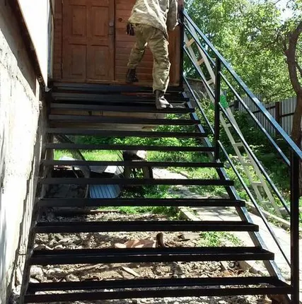 Фото №0 Изготовление металлических лестниц для дома